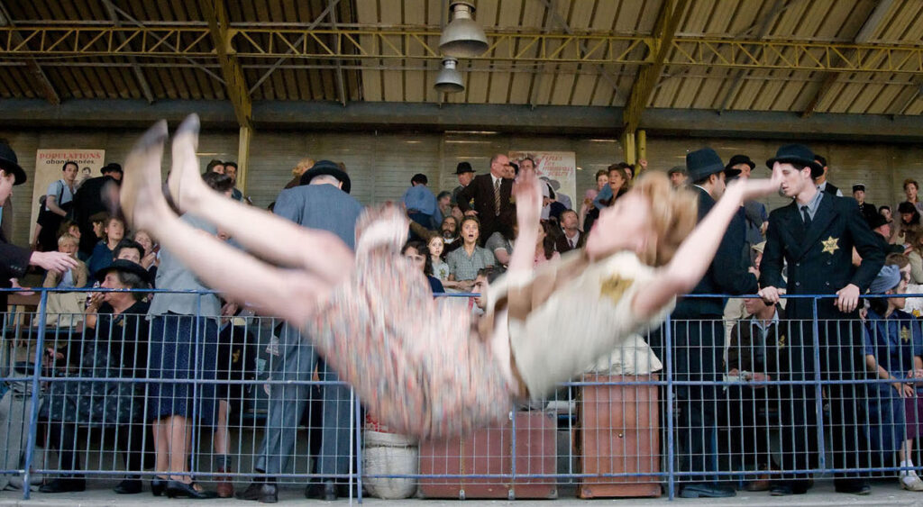 Scène du Vel d'Hiv dans "Elle s'appelait Sarah" de Gilles Paquet-Brenner Hugo production - UGC (2010) - photo©julien Bonet