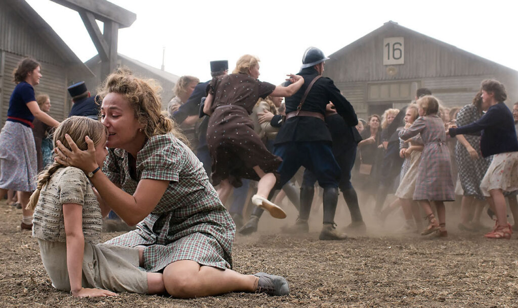 Mélusine Mayance (Sarah) et Natasha Mashkevich (Rywka Starzynski) dans "Elle s'appelait Sarah" de Gilles Paquet-Brenner Hugo production - UGC (2010) - photo©julien Bonet