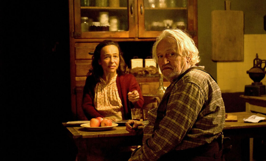 Niels Arestrup (Jules Dufaure) et Dominique Frot (Geneviève Dufaure) dans "Elle s'appelait Sarah" de Gilles Paquet-Brenner Hugo production - UGC (2010) - photo©julien Bonet