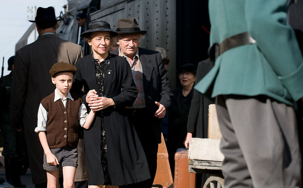 Mélusine Mayance (Sarah), Dominique Frot (Geneviève Dufaure) et Niels Arestrup (Jules Dufaure) dans "Elle s'appelait Sarah" de Gilles Paquet-Brenner / Hugo production - UGC (2010) - photo©julien Bonet