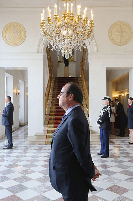 François Hollande dans le vestibule d'honneur du Palais de l’Élysée - 11/07/2016 - photo©Présidence de la République / Julien Bonet