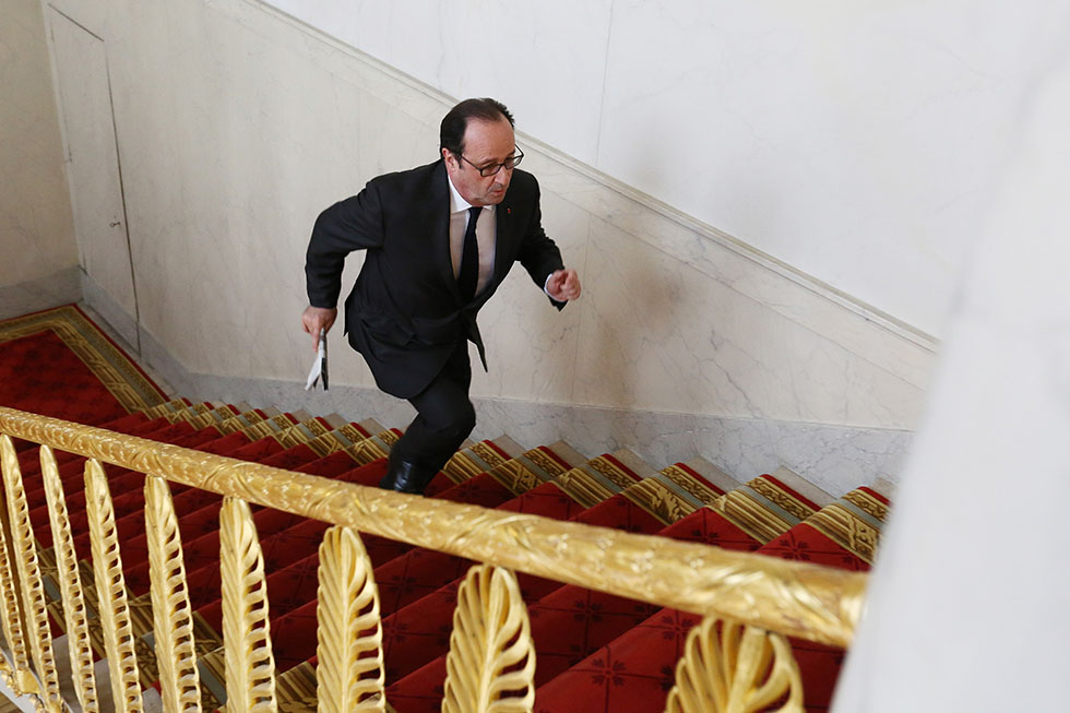 François Hollande dans l'escalier Murat du Palais de l’Élysée - 21/12/2016 - photo©présidence de la République/Julien Bonet