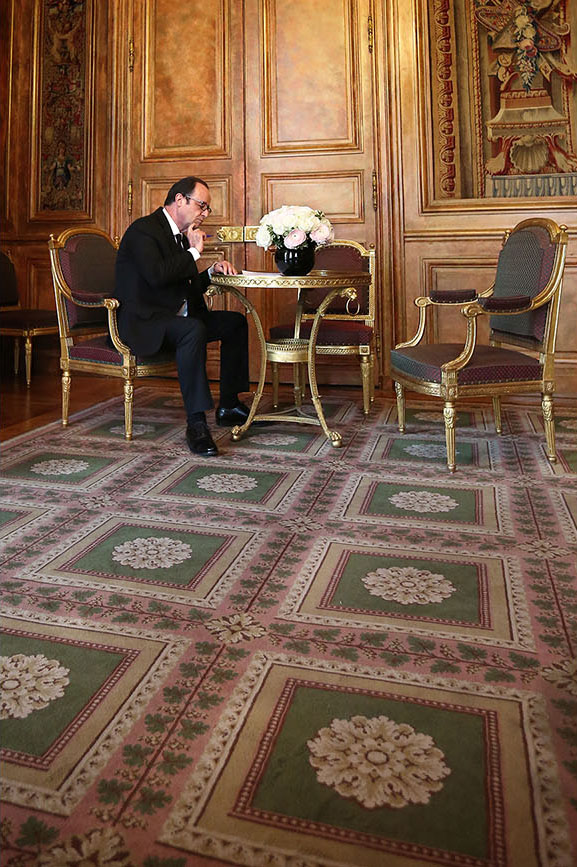 François Hollande retouchant son texte avant un discours - 17 mars 2017 - photo©présidence de la République/julien Bonet