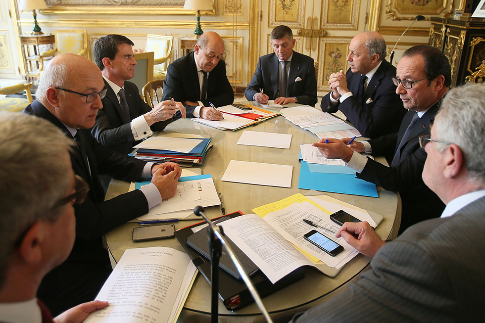 Réunion de crise sur la situation au Népal suite au tremblement de terre - 27/04/2015 - photo©présidence de la République/Julien Bonet