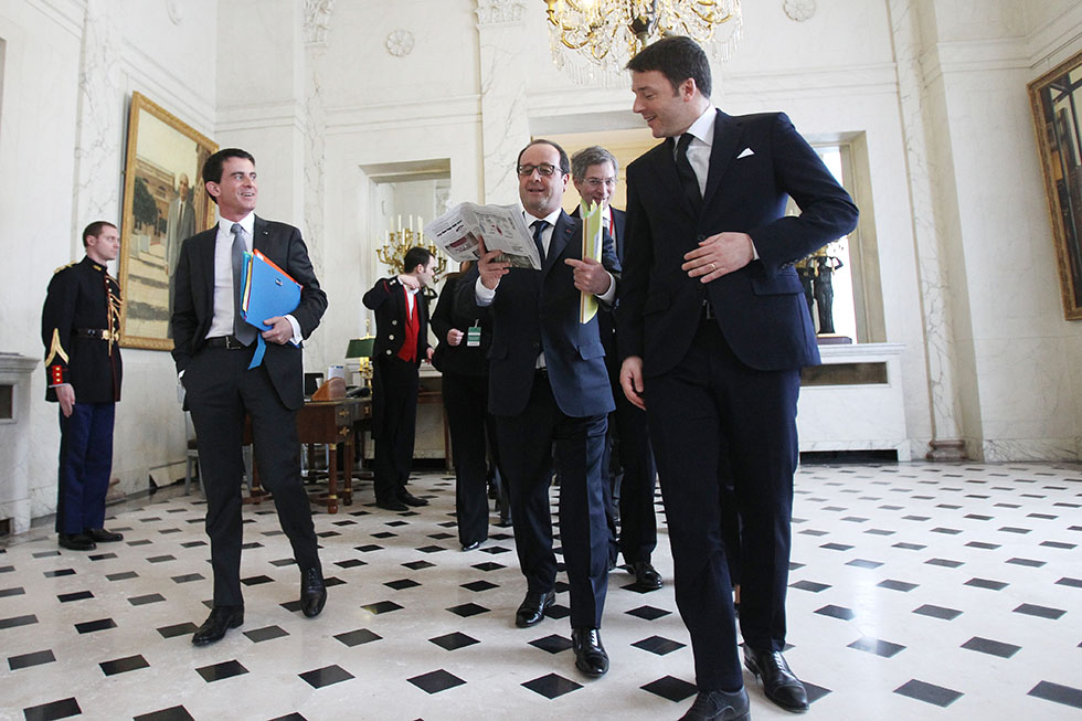François Hollande avec Matteo Renzi (président du Conseil des ministres italien) et Manuel Valls (Premier Ministre) lors du sommet France/Italie - 24/02/2015 - photo©présidence de la République/Julien Bonet