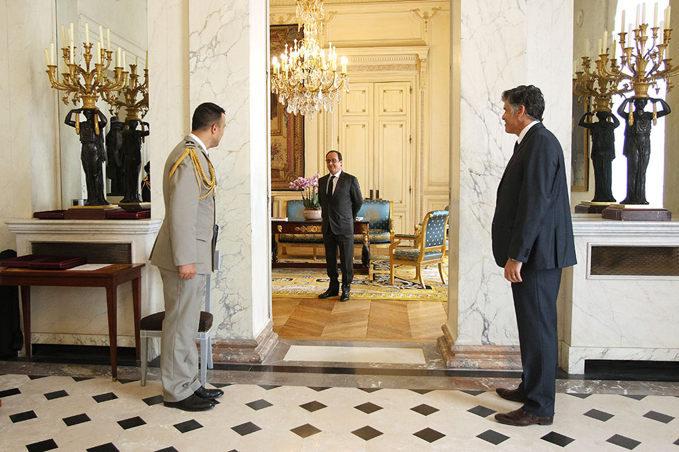 François Hollande dans l'antichambre du Palais de l’Élysée - 02/06/2015 - photo©présidence de la République/Julien Bonet