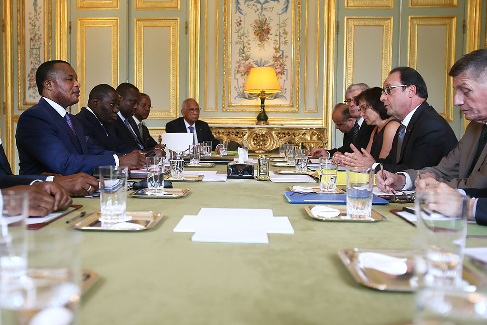 François Hollande s'entretient avec Denis Sassou-Nguesso (Président de la République du Congo) au Palais de l’Élysée - 07/07/2015 - photo©présidence de la République/Julien Bonet