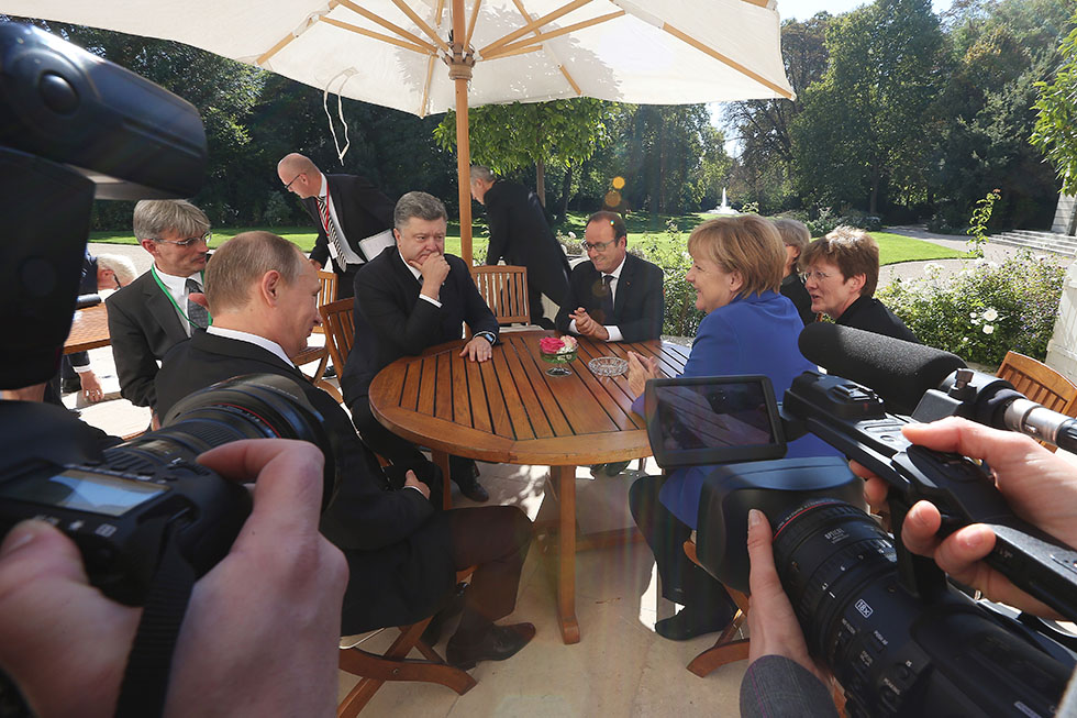 Entretien "Format Normandie" entre François Hollande, Petro Porochenko (Président de l'Ukraine), Vladimir Poutine (Président de la Fédération de Russie) et Angela Merkel (Chancelière d'Allemagne) lors du sommet pour l'Ukraine - 02/10/2015 - photo©présidence de la République/Julien Bonet