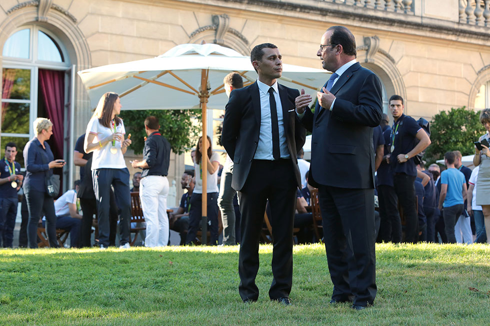 François Hollande et Brahim Asloum (champion Olympique de Boxe Sydney-2000) au Palais de l’Élysée - 23/08/2016 - photo©présidence de la République/Julien Bonet