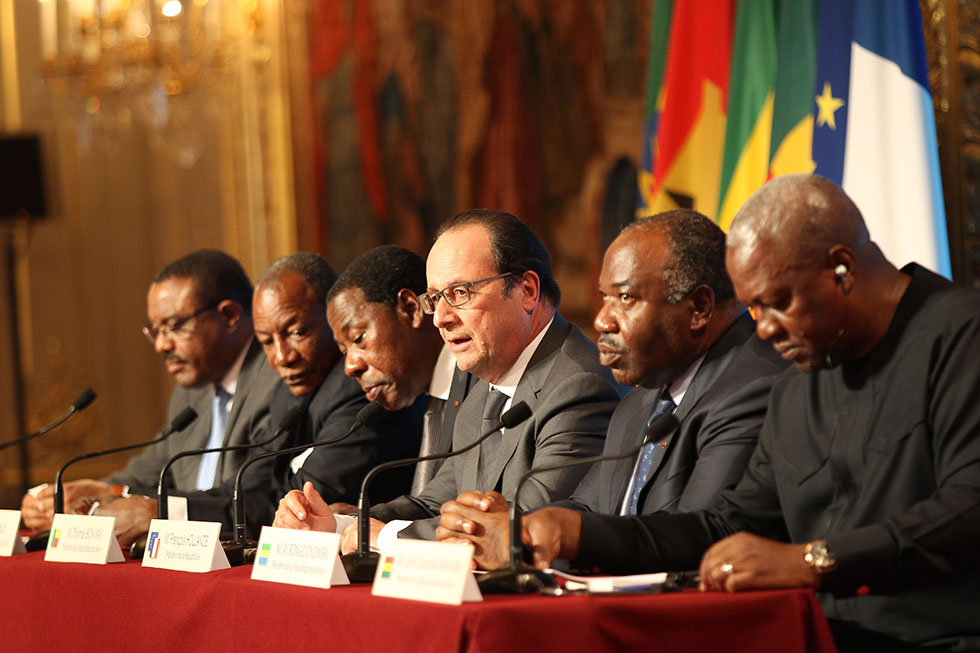 Rencontre de François Hollande avec les chefs d’Etat et de Gouvernement africains (Hailemariam DESSALEGN -Premier ministre de la République fédérale démocratique d’Ethiopie-, Alpha CONDE -président de la République de Guinée-, Thomas Boni Yayi -Président de la République du Bénin-, Ali BONGO ONDIMBA -Président de la République Gabon-, John Dramani MAHAMA -Président de la République du Ghana-) dans le cadre de la COP 21 - 10/11/2015 - photo©présidence de la République/julien Bonet