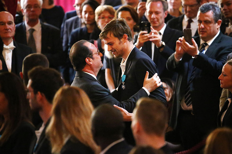 François Hollande remet les insignes de Chevalier de l'Ordre National du Mérite à Christophe LEMAITRE (Médaille de bronze en athlétisme (200 m) aux Jeux de Rio) - 01/12/2016 - photo©présidence de la République/julien Bonet