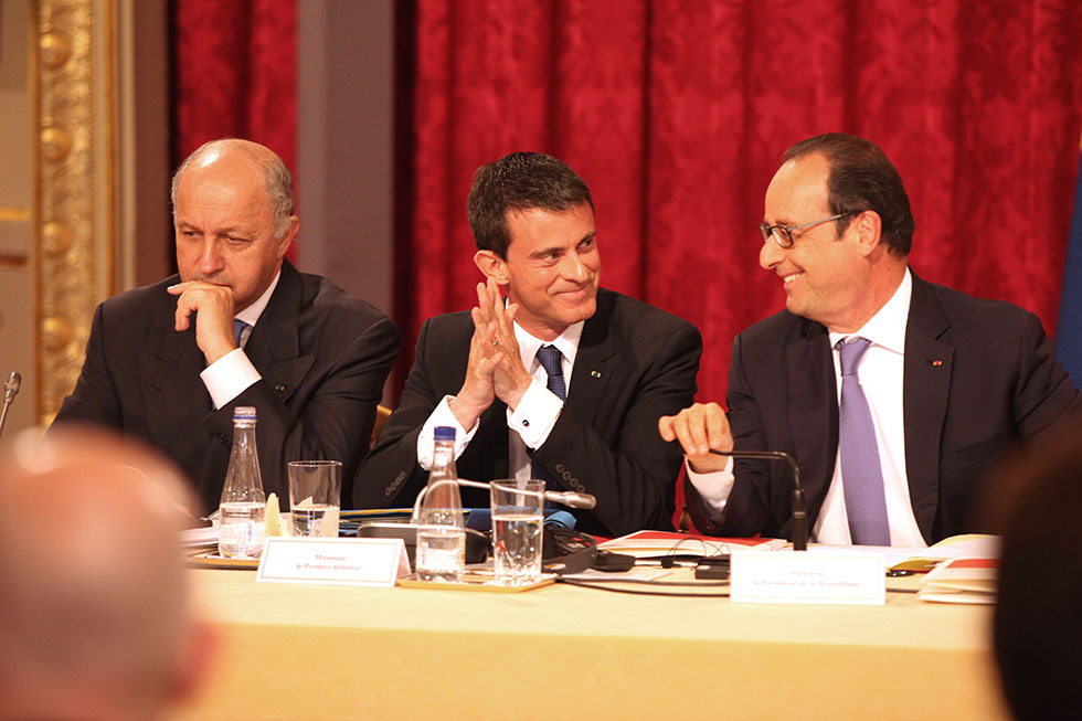 Laurent Fabius (Ministre des Affaires étrangères), Manuel Valls (Premier ministre) et François Hollande lors du conseil stratégique de l’Attractivité - 16/06/2015 - photo©présidence de la République/julien Bonet