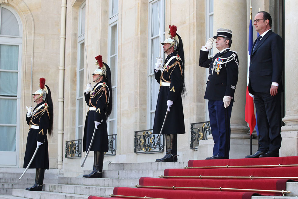 François Hollande et la garde Républicaine sur le perron du palais de l'Élysée photo©Présidence de la République / Julien Bonet