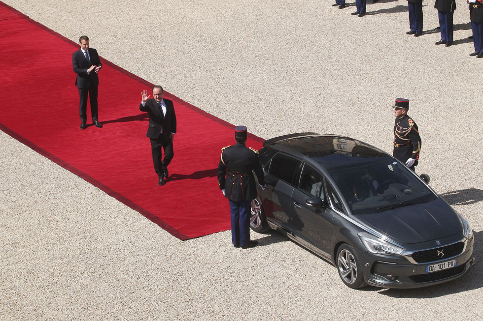 Départ de François Hollande lors de la cérémonie d'investiture au Palais de l’Élysée - 14/05/2017 - photo©Présidence de la République / Julien Bonet