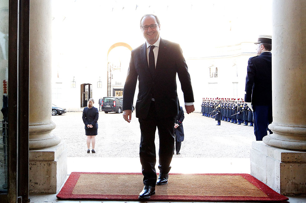 François Hollande entre dans le vestibule d'honneur du Palais de l’Élysée - 09/02/2016 - photo©Présidence de la République / Julien Bonet
