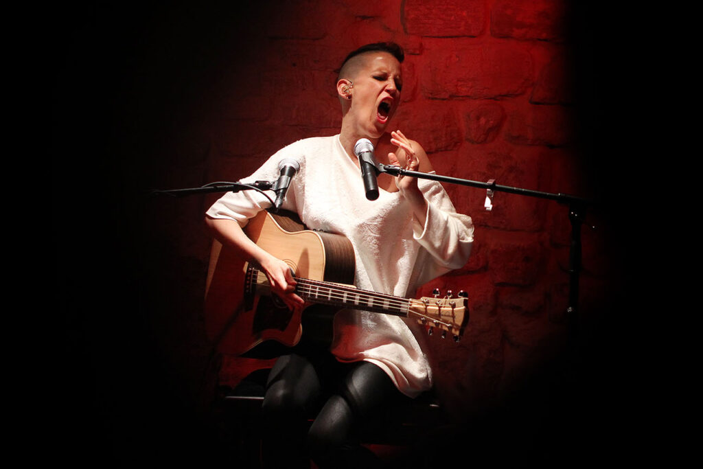 Concert de Alone & Me (One Woman Rock Band) au Grand Bouillon (Aubervilliers - 20 juin 2015) - photo©julien Bonet