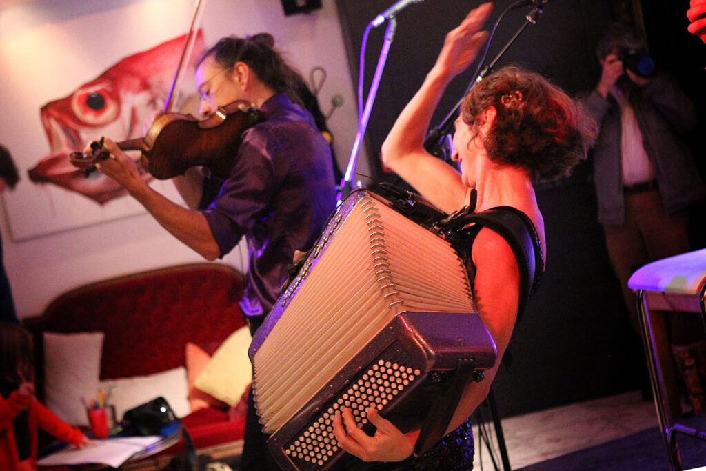 Concert de Lavach' (Musiques du monde à danser) au Grand Bouillon (Aubervilliers - 26 septembre 2015) - photo©julien Bonet
